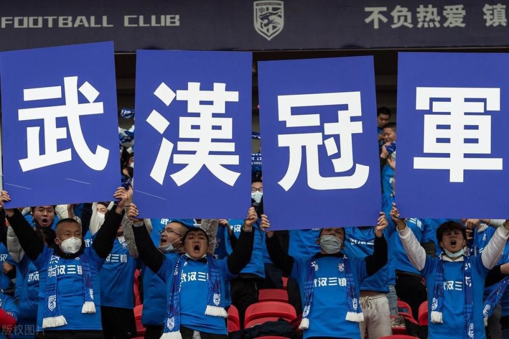 他们是战士，也是在战斗间隙记挂着远在家乡亲人的父亲、丈夫和儿子，会“围在火堆旁，看老照片”，聊起远方的亲人担心漏水的屋顶和刚出生还没起名字的儿子……章宇饰演的班长刘文武，一声声呼唤五班战士的名字，每一个名字背后都是为国流血为国牺牲的英烈之魂，“把你们从老家带出来，这次没法带你们回家了”的呢喃更是令人破防